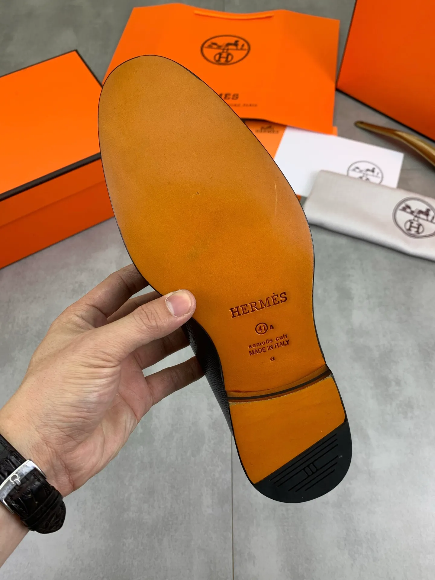 Factory price P980 💰💎💎💎 Original genuine leather outsole Brand: Hermès Grade: Same as the official website Original quality materials: Original soft calfskin Water-dyed cowhide lining Original Italian genuine leather outsole Style categories: Men's fashion Formal casual leather shoes Slip-on men's shoes series Young fashion European and American trends British style Code number: 39-45 (38.46 can be customized)